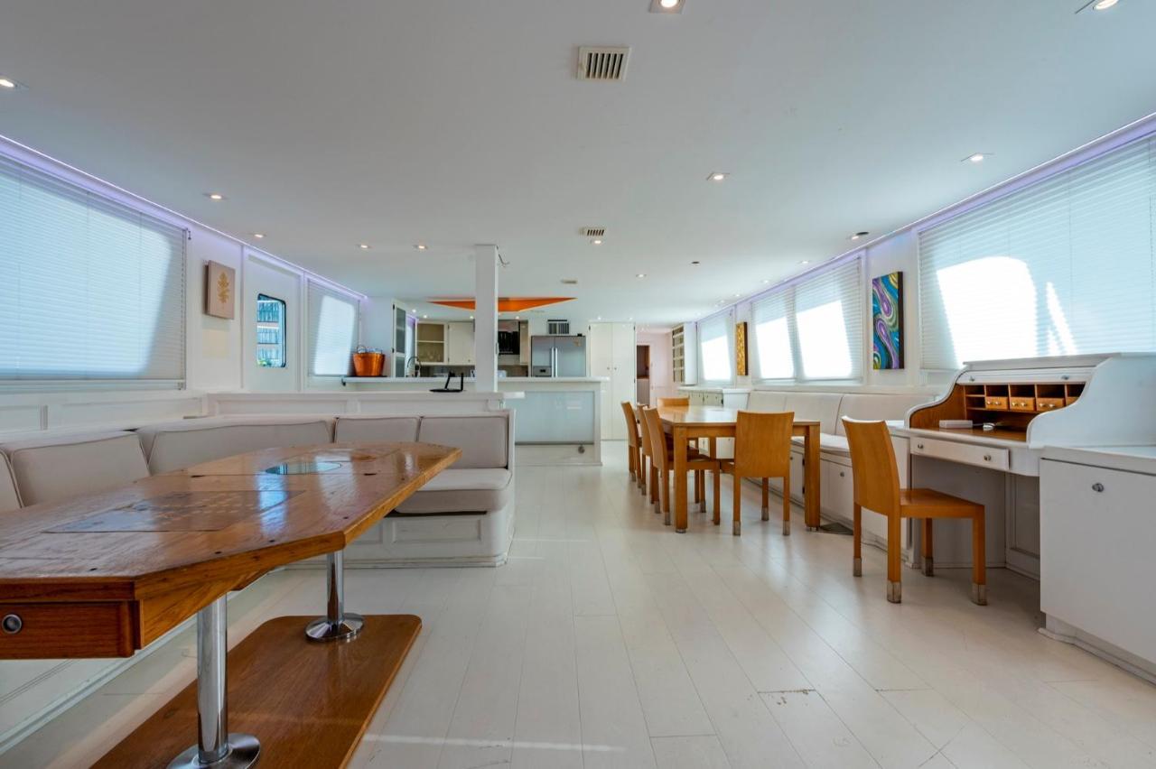 Luxury Boat Hotel Sant Adria de Besos Bagian luar foto