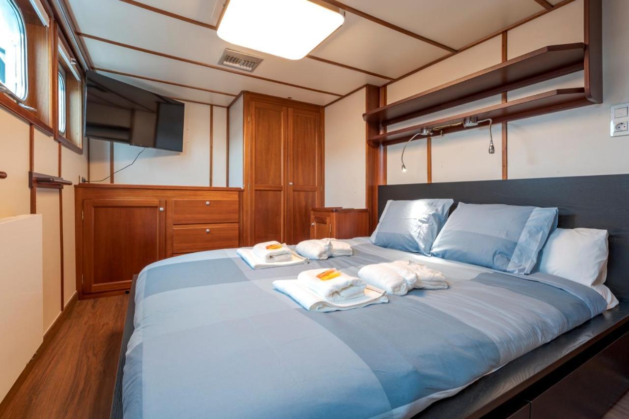 Luxury Boat Hotel Sant Adria de Besos Bagian luar foto